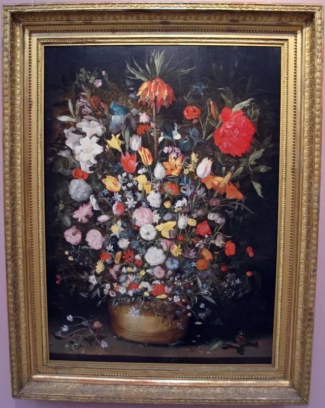 Buquê de flores em uma tina de madeira