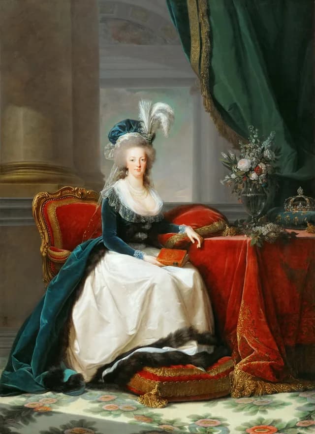 Marie-Antoinette sitzend, in blauem Mantel und weißem Kleid, ein Buch in der Hand haltend