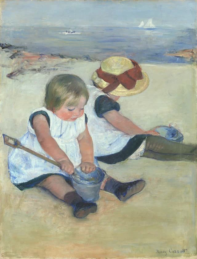 Kinder spielen am Strand