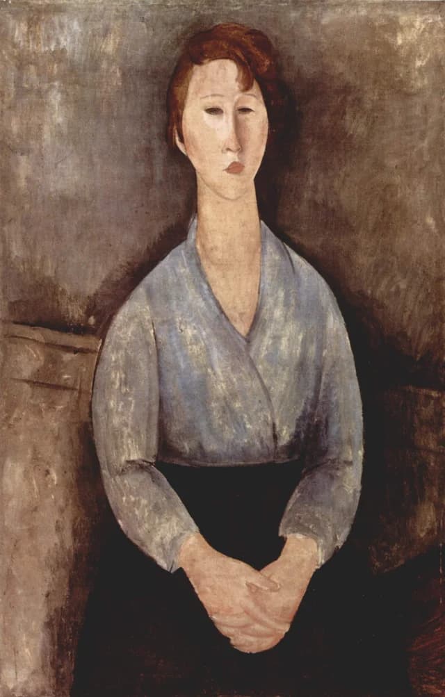 Mulher sentada com blusa azul