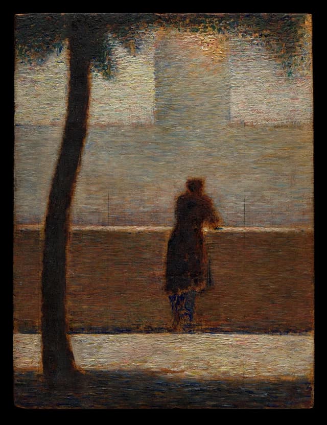 Un uomo appoggiato a un parapetto